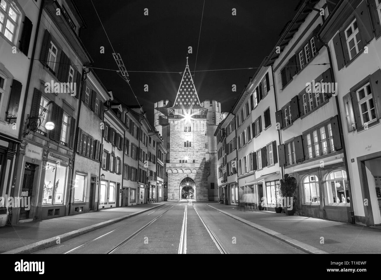 Basel, Svizzera - 14 Aprile 2017: foto in bianco e nero della storica Spalentor city gate che faceva parte della fortificazione dei citys Foto Stock