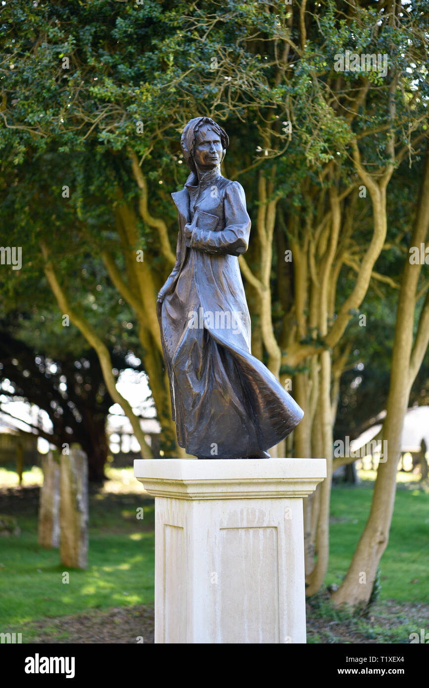 Statua di bronzo di Jane Austen (b.16 dicembre 1775-d.18 luglio 1817) da Adam Roud nella chiesa di St Nicholas sagrato, Chawton, vicino a Alton, HAMPSHIRE, Regno Unito. Foto Stock