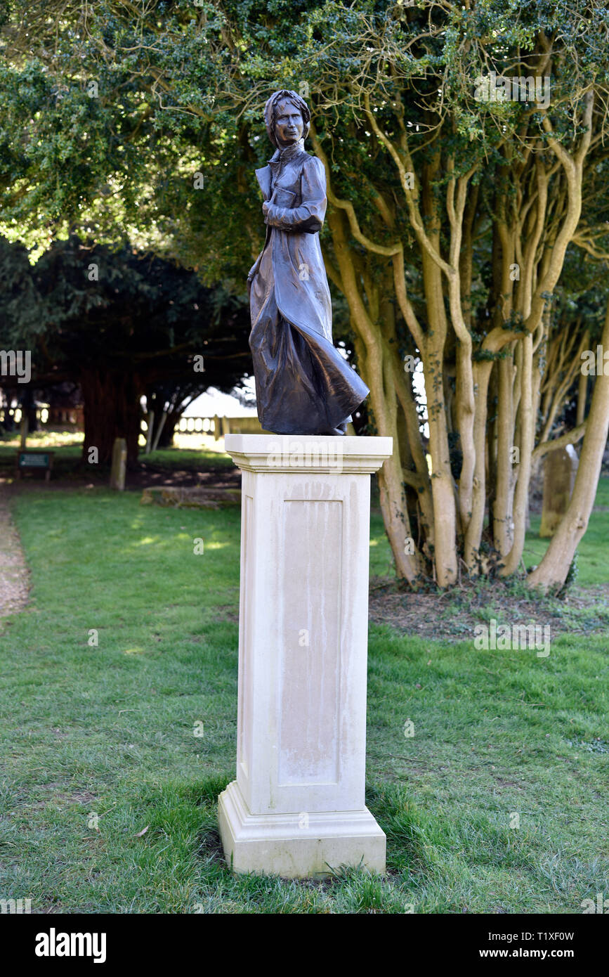 Statua di bronzo di Jane Austen (b.16 dicembre 1775-d.18 luglio 1817) da Adam Roud nella chiesa di St Nicholas sagrato, Chawton, vicino a Alton, HAMPSHIRE, Regno Unito. Foto Stock