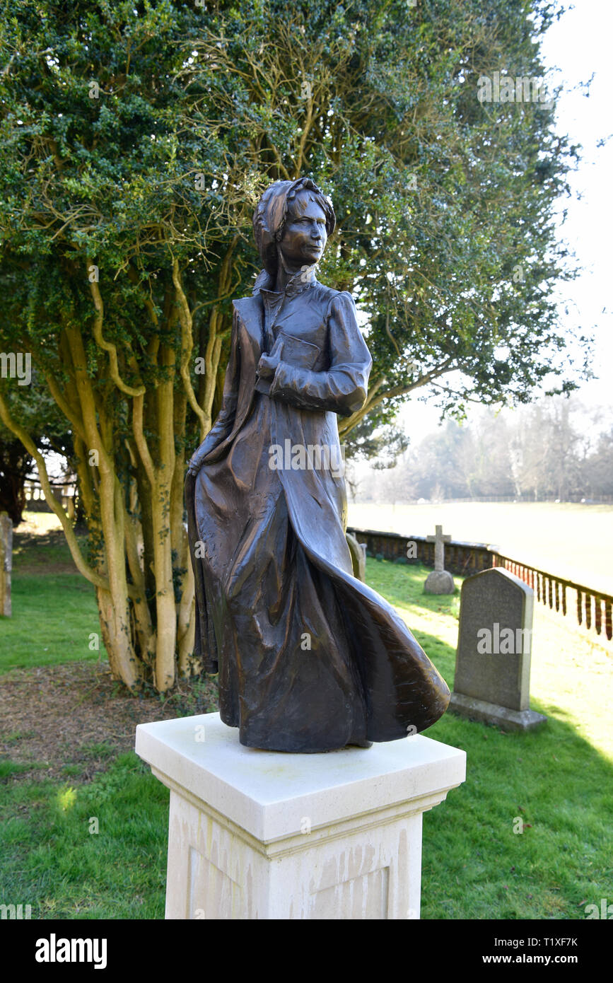 Statua di bronzo di Jane Austen (b.16 dicembre 1775-d.18 luglio 1817) da Adam Roud nella chiesa di St Nicholas sagrato, Chawton, vicino a Alton, HAMPSHIRE, Regno Unito. Foto Stock