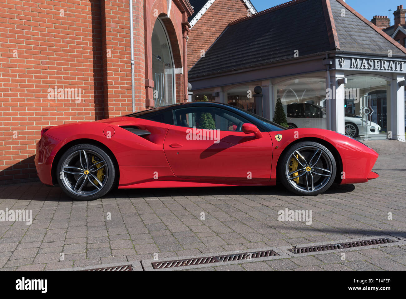 Red Farari a Lyndhurst Garage in vendita Foto Stock