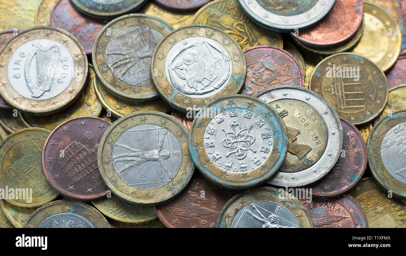 Soldi monete dello sfondo. Monete metalliche in euro con patina. 16:9 Foto Stock