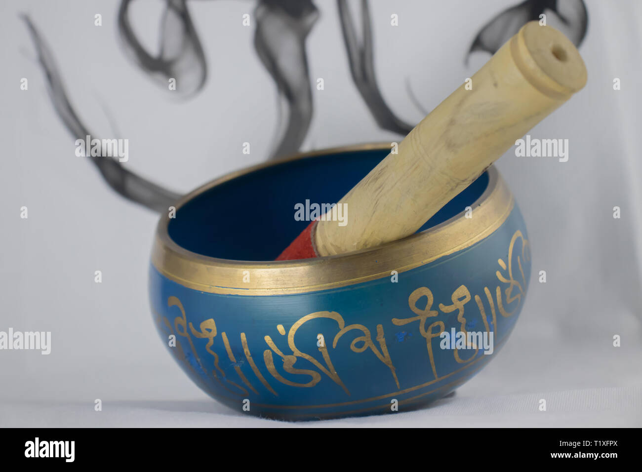 Realizzato a mano il bronzo Singing Bowl dipinto in colore blu e oro, spesso utilizzato per la meditazione Foto Stock