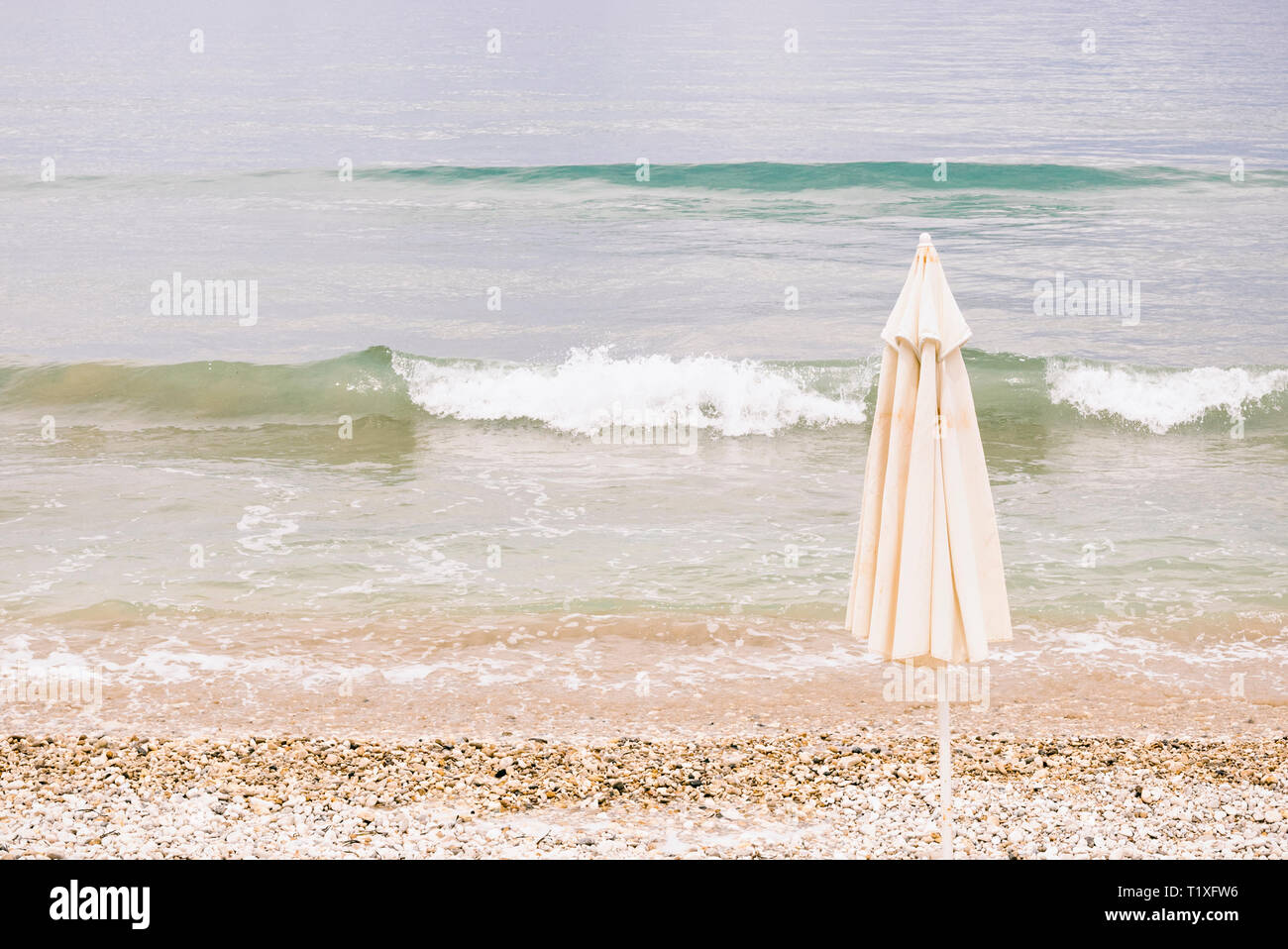 Ombrellone contro il mare Foto Stock