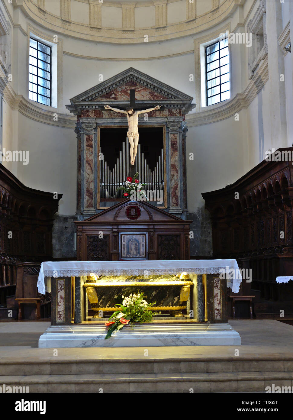 Assisi Umbria Italia Italia. Cattedrale di San Rufino, interno grande  altare abside e il presbiterio. Lato con il coro ligneo intarsiato  realizzato 1520 da Piergiacomo Foto stock - Alamy