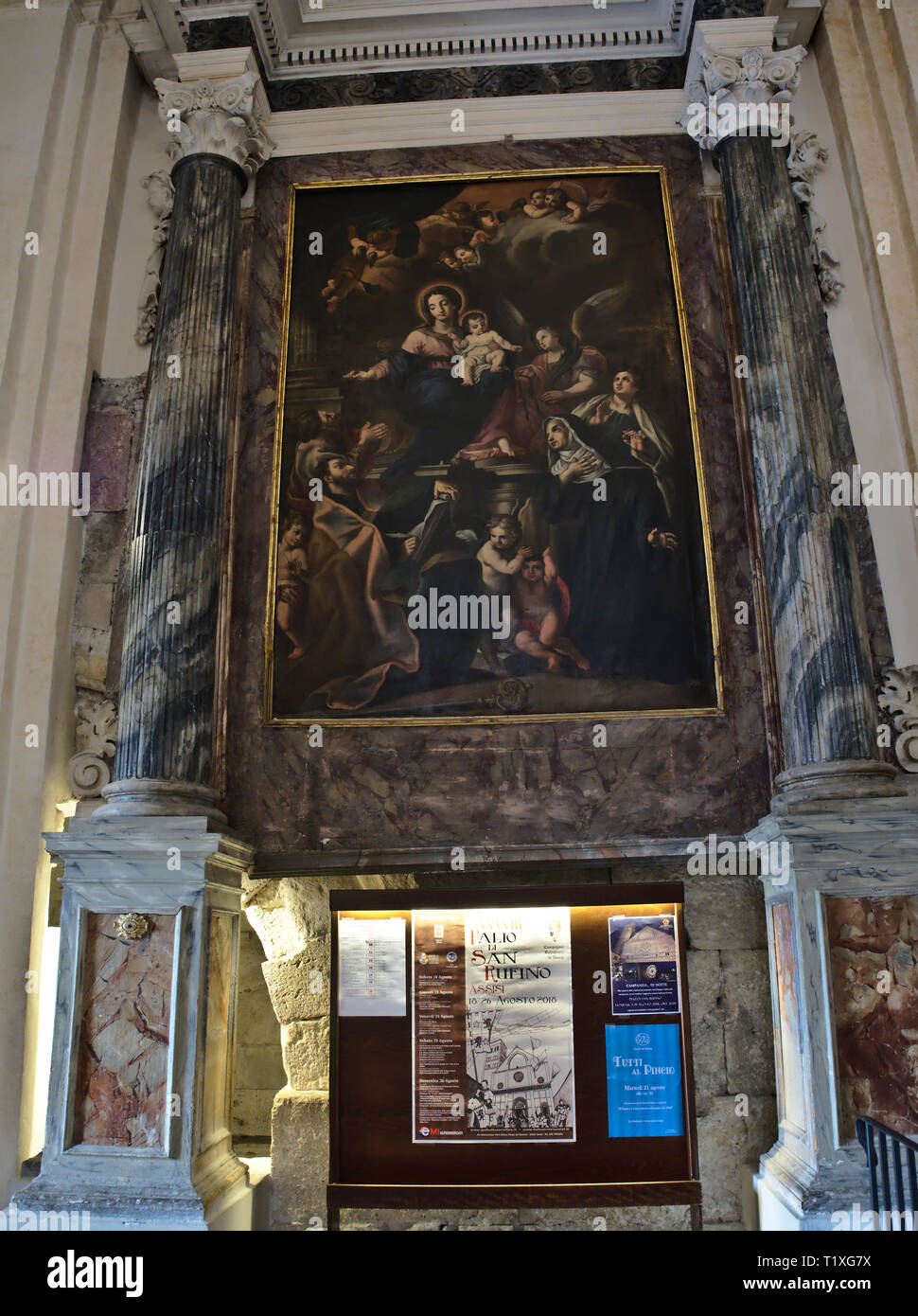 Assisi Umbria Italia - Italia. Cappella di Santa Maria della Consolazione, interno della cattedrale di San Rufino. Dipinto Madonna con Bambino Madonna con Foto Stock
