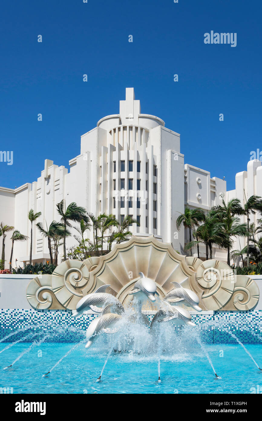 Art Deco fontana dei Delfini e casino complessa, Suncoast Casino & Entertainment World, Suncoast Boulevard, Durban, KwaZulu-Natal, Sud Africa Foto Stock