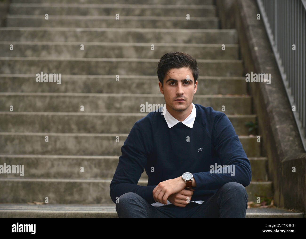 Uomo seduto sulle scale, Pyrmont Sydney Foto Stock