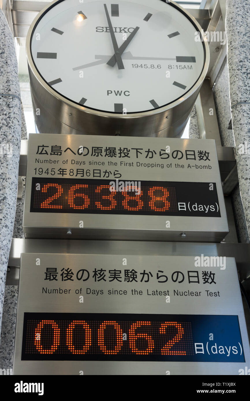 Bomba nucleare orologio nel museo di Hiroshima indicando giorni poiché la prima bomba atomica è stata fatta gocciolare sul Giappone e giorni poiché i più recenti test nucleari. Foto Stock