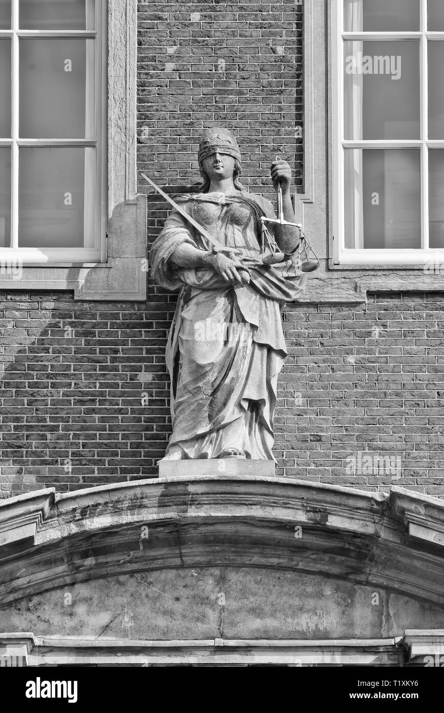 Scultura giustizia dea romana signora con waagschalen Figura Bronzo 