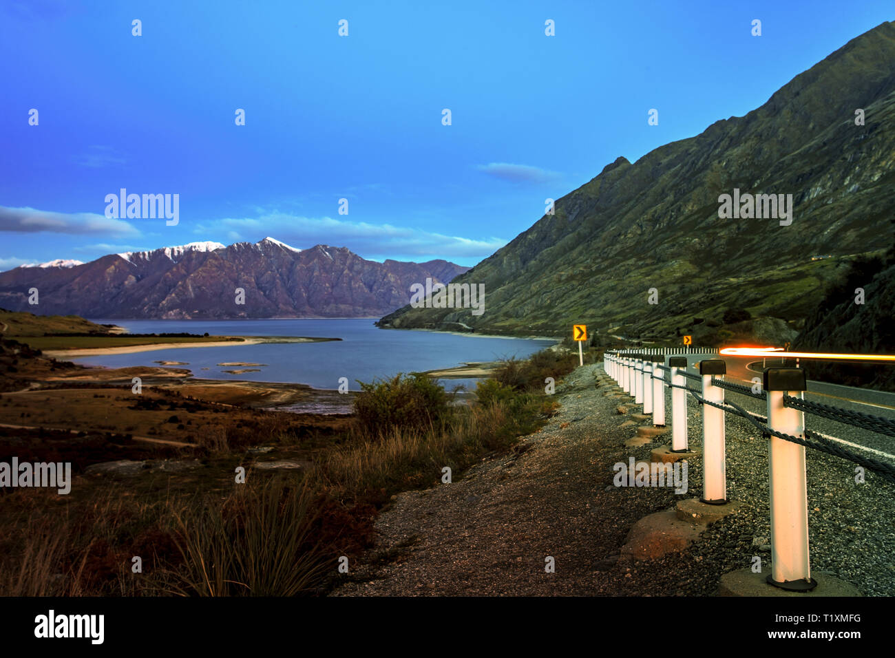 Bellissima scenic al tramonto del lago hawea tra route No.6 vicino a Wanaka città Foto Stock