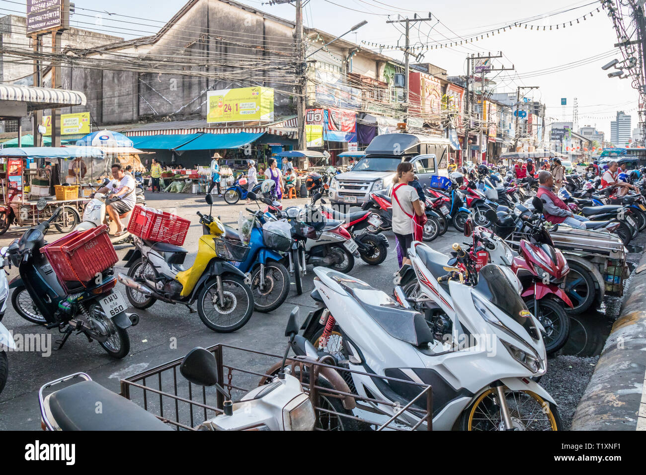 Phuket, Thailandia 21 Gennaio 2019: moto parcheggiate al di fuori del  mercato nella città di Phuket. Il mercato giornaliero è occupato al mattino  Foto stock - Alamy