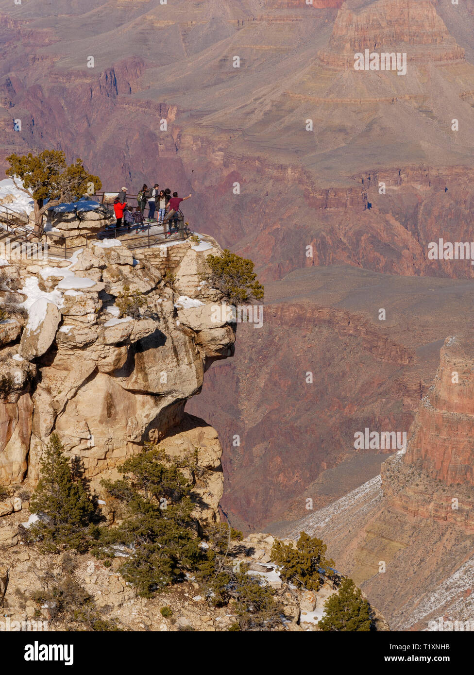 I turisti al sentiero punto di vista. Parco Nazionale del Grand Canyon, Arizona. Foto Stock