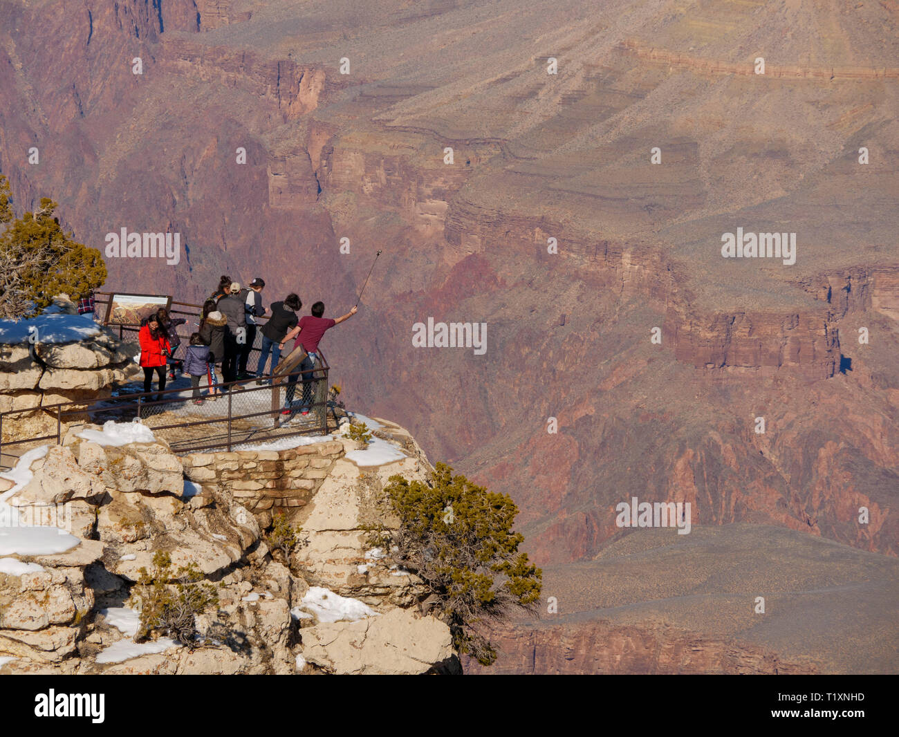 I turisti al sentiero punto di vista. Parco Nazionale del Grand Canyon, Arizona. Foto Stock
