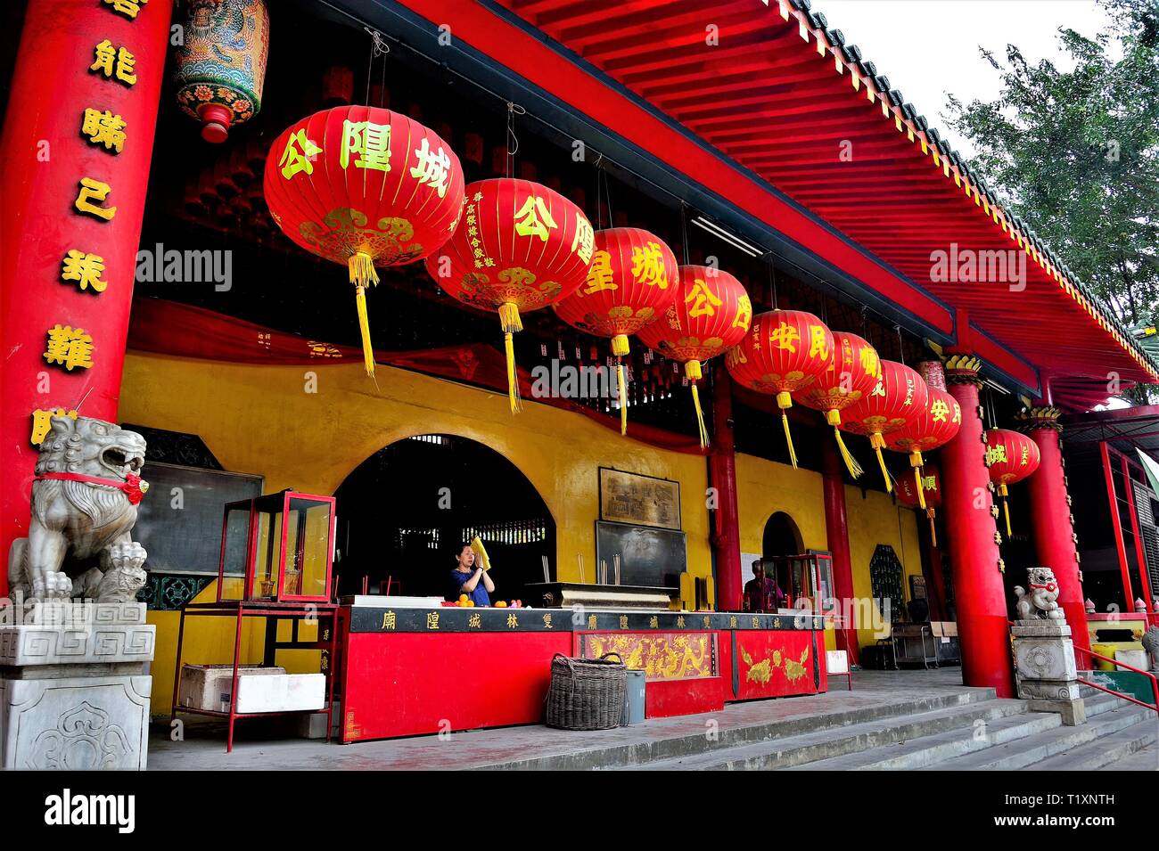 Rosso lanterne cinesi e decorazioni celebrando nuovo anno lunare cinese al di fuori di un tempio buddista in Singapore Foto Stock