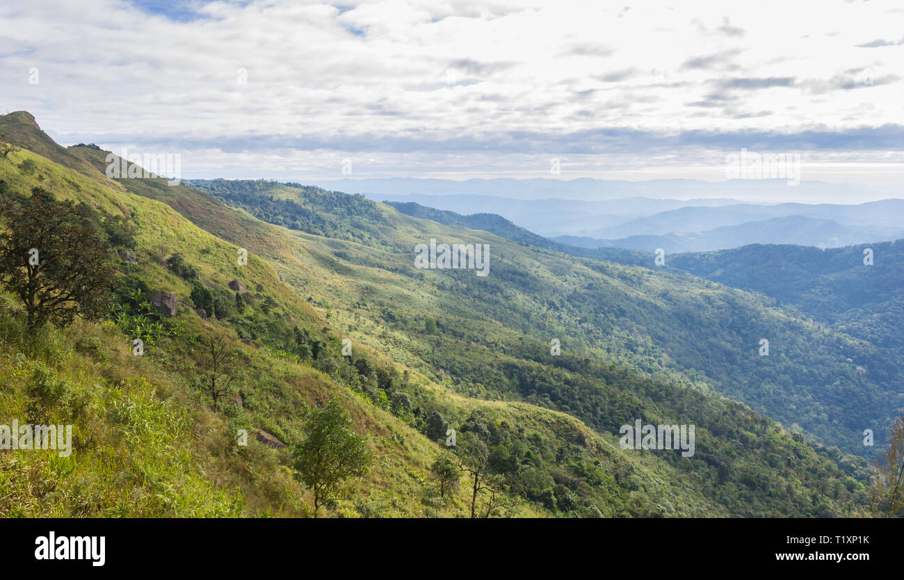 Montagna Verde con Sky e Cloud a Phu Langka Parco Nazionale di Phayao Thailandia. Paesaggio di montagna o di collina di Phu Langka parco nazionale di Phayao Nothern T Foto Stock