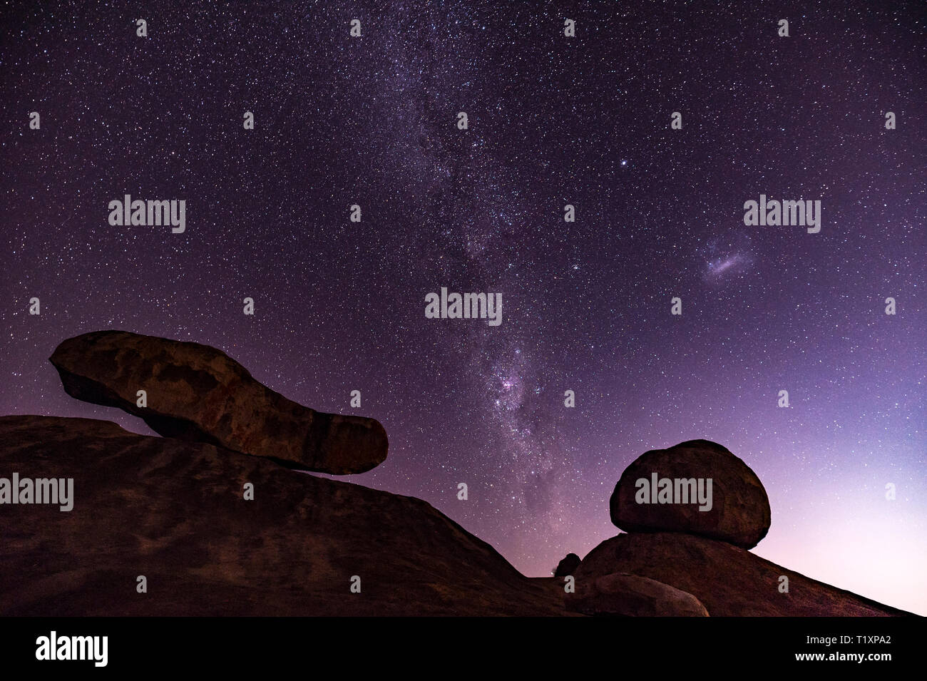 Un uomo orologi un stellato cielo Africano in Zimbabwe. Foto Stock