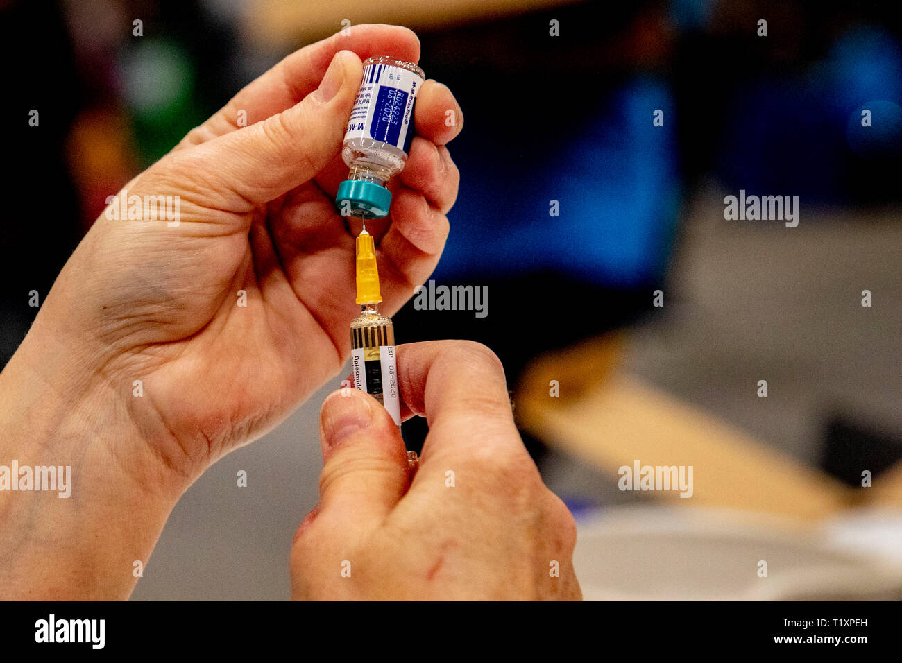 ROTTERDAM - Kinderen worden gevaccineerd tijdens een vaccinatiedag in Ahoy. Staatssecretaris Paolo Blokhuis (Volksgezondheid) wil met een vaccinatie-al Foto Stock