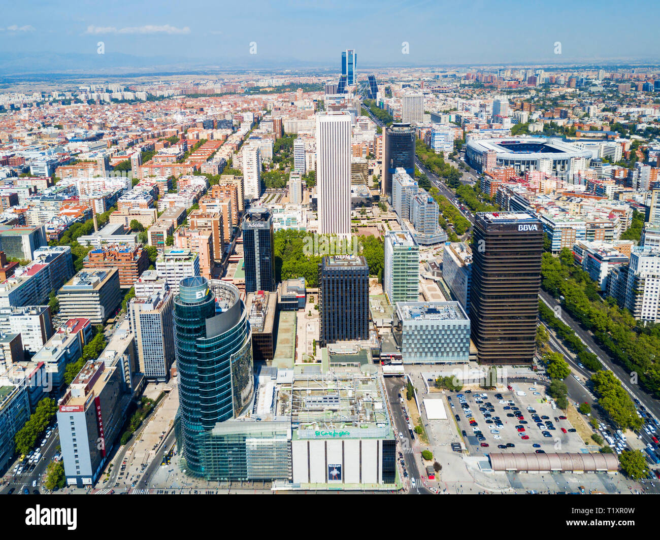 Antenna vista panoramica dei quartieri degli affari di Azca e CTBA a Madrid, Spagna Foto Stock