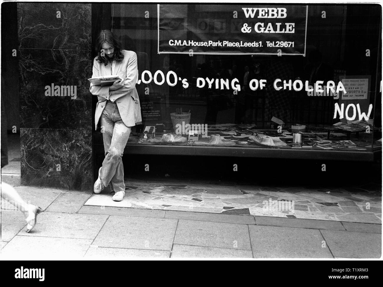 Un Oxfam temporary shop in un negozio chiuso a Rotherham, South Yorkshire, Regno Unito, nel 1970 come la carità ha risposto per la carestia e il colera in Bangladesh. Foto Stock