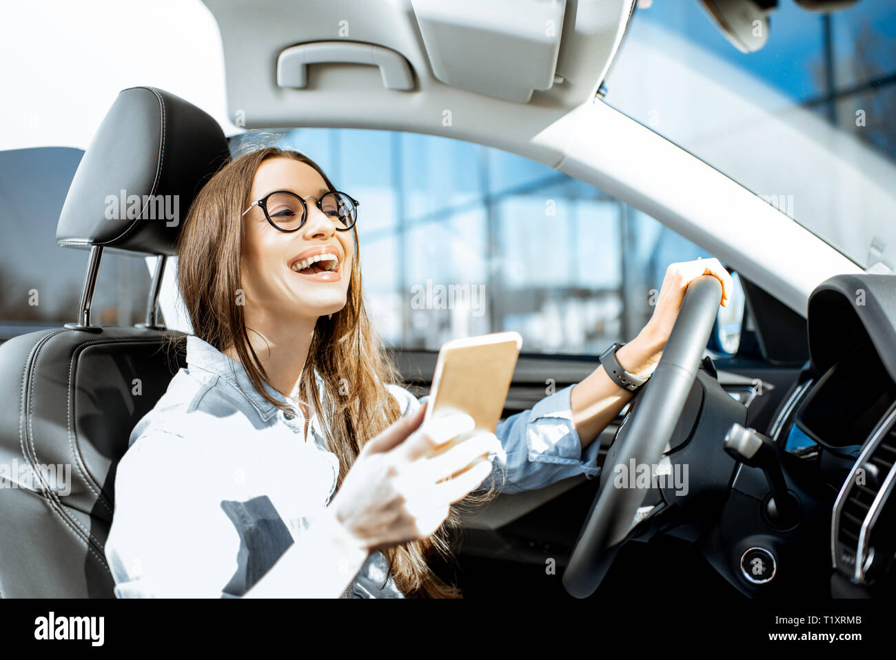 Donna alla guida di un'auto intelligente immagini e fotografie stock ad  alta risoluzione - Alamy