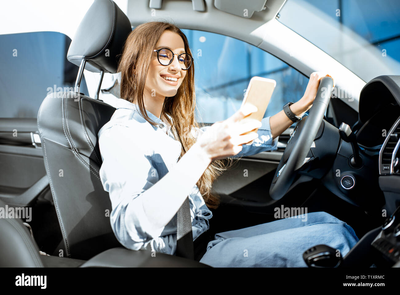 Donna Giovane E Allegra Che Gode Di Una Nuova Auto Che Abbraccia Il Volante  Seduto Allinterno Donna Alla Guida Di Una Nuova Auto - Fotografie stock e  altre immagini di Automobile - iStock