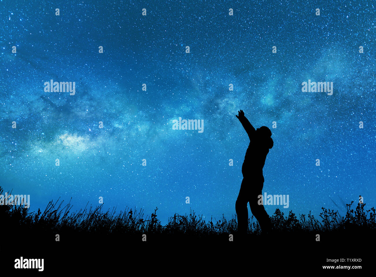 L'uomo a guardare le stelle nel cielo notturno Foto Stock