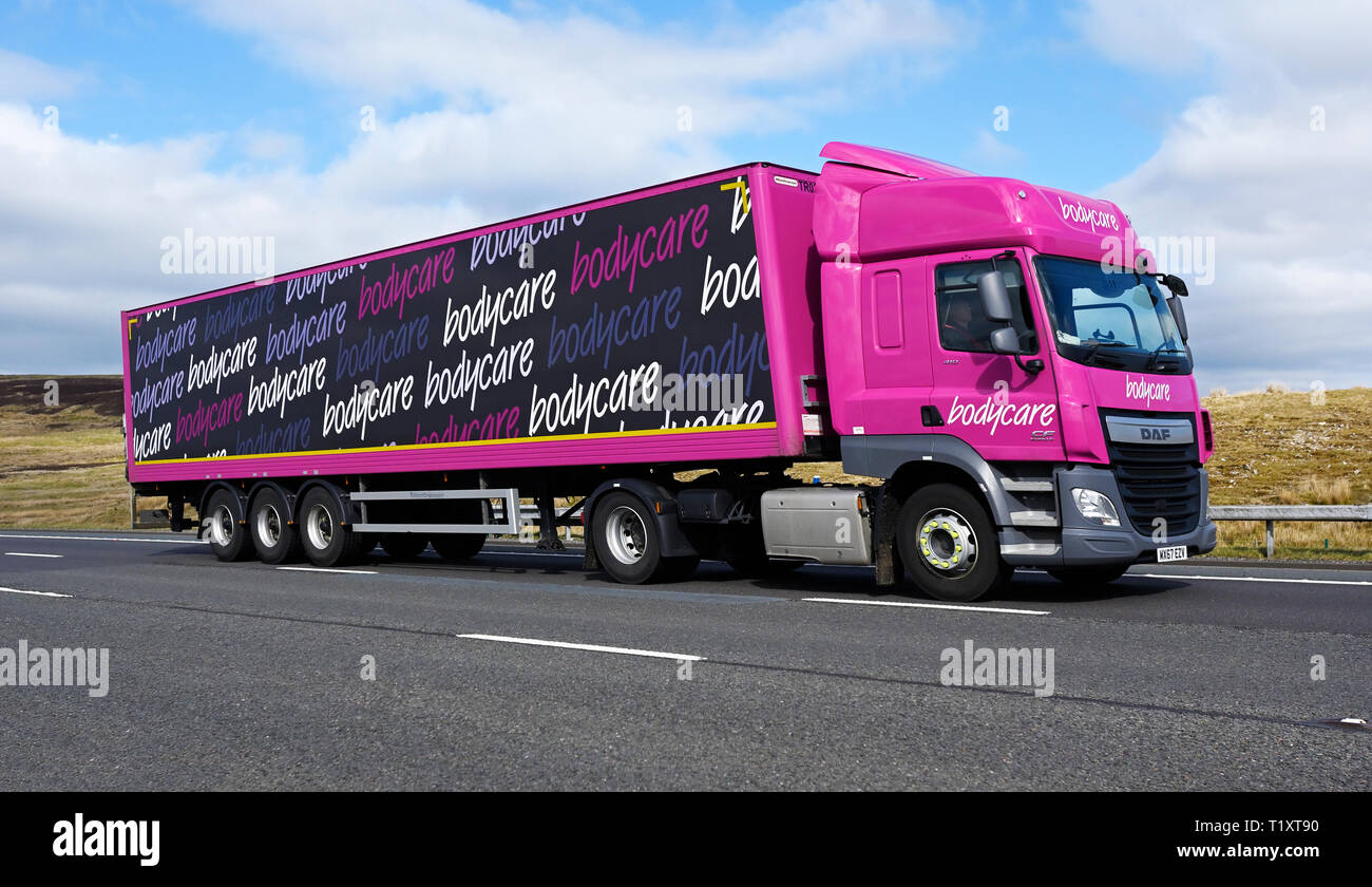 Bodycare HGV. Autostrada M6, in direzione sud, Shap, Cumbria, England, Regno Unito, Europa. Foto Stock