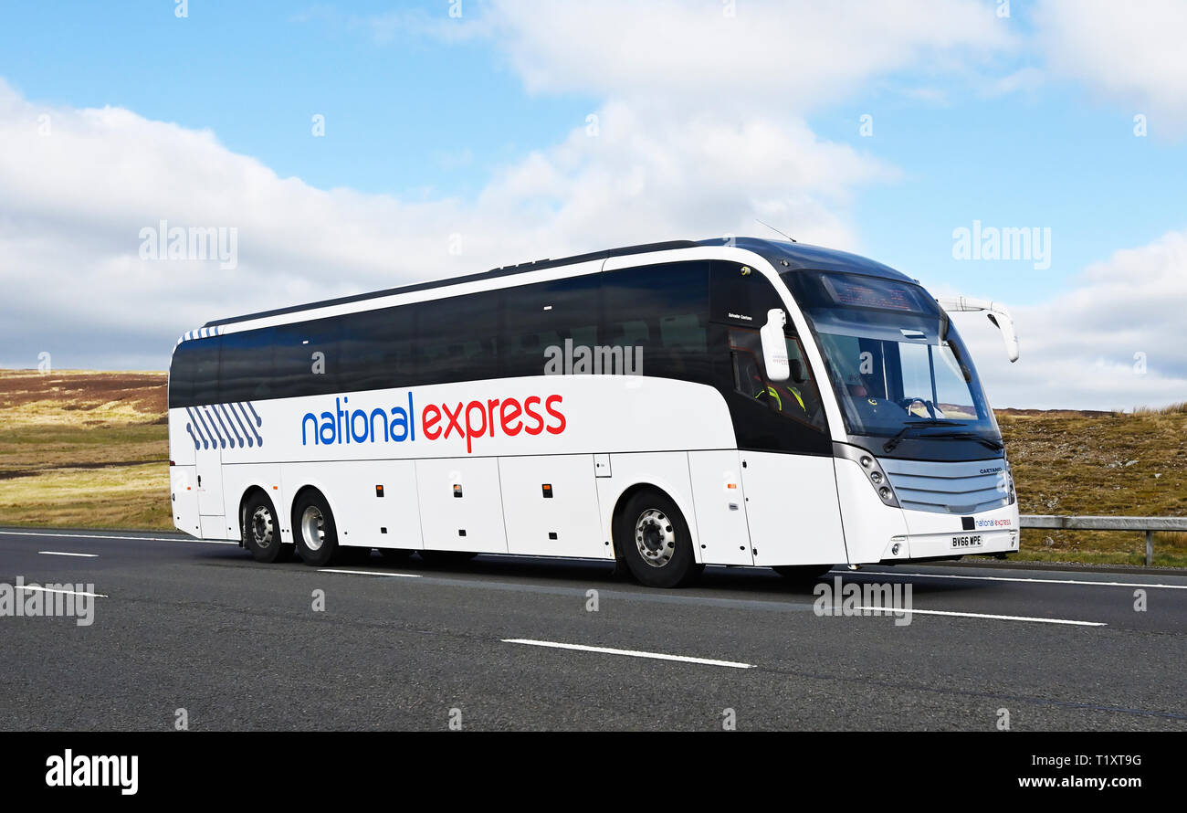 La National Express Coach. Autostrada M6, in direzione sud, Shap, Cumbria, England, Regno Unito, Europa. Foto Stock