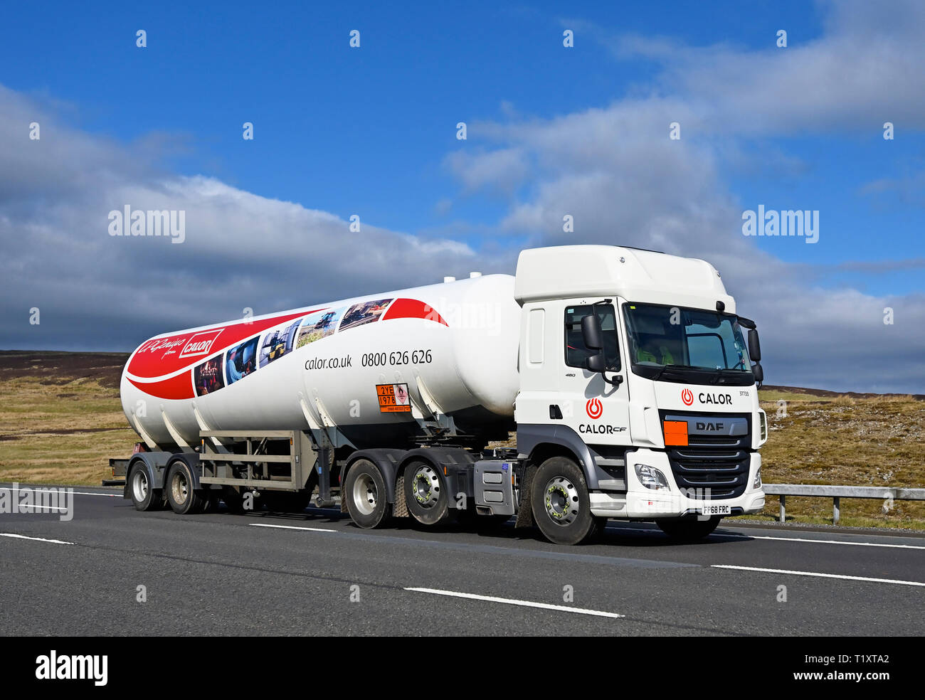 Calor Gas Tanker HGV. Autostrada M6, in direzione sud, Shap, Cumbria, England, Regno Unito, Europa. Foto Stock