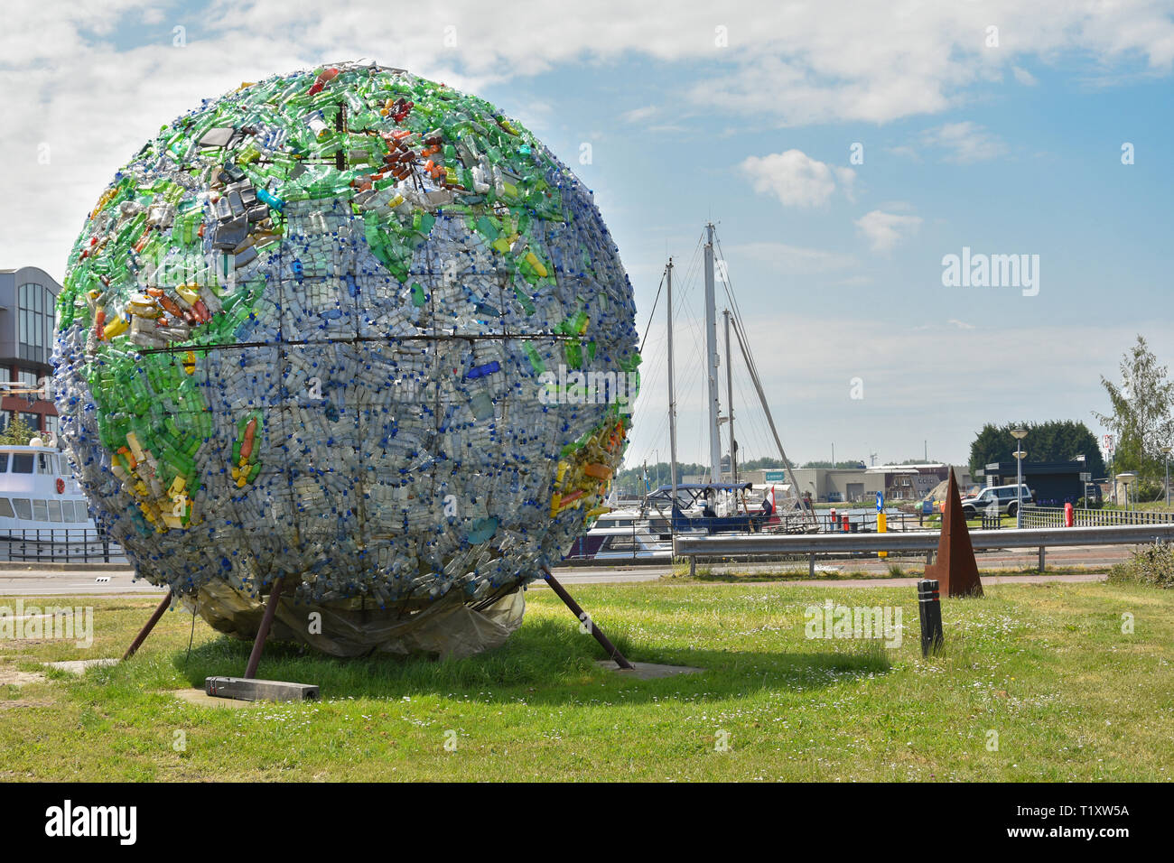 Terneuzen, Paesi Bassi - 21 mei 2018, Globe fatta di bottiglie di plastica per evitare l'utilizzo di plastica Foto Stock
