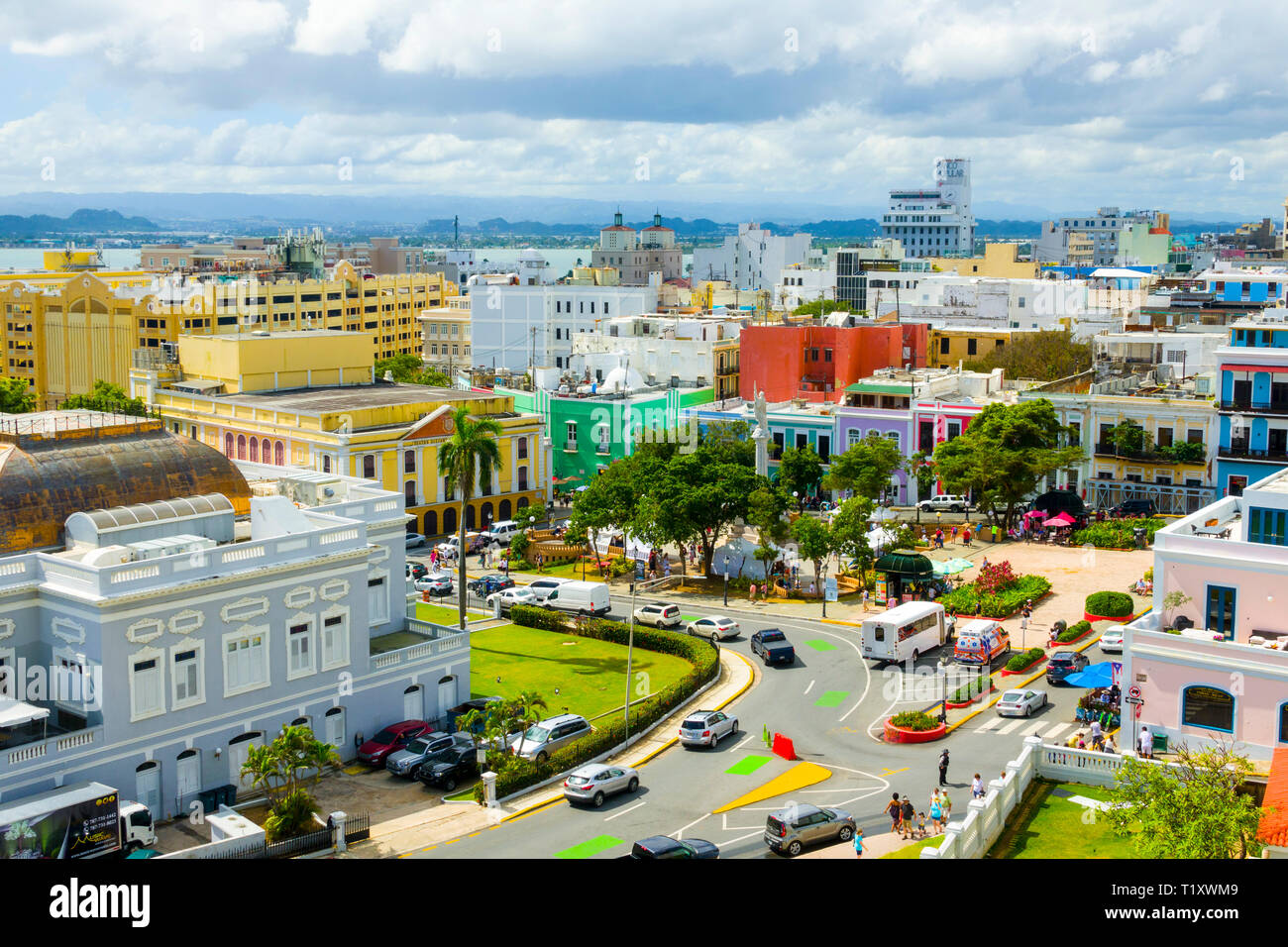 San Juan, Puerto Rico s capitale e la più grande città, sorge sull'isola dalla costa atlantica. La sua ampia spiaggia fronti la Isla Verde resort striscia, noto per Foto Stock