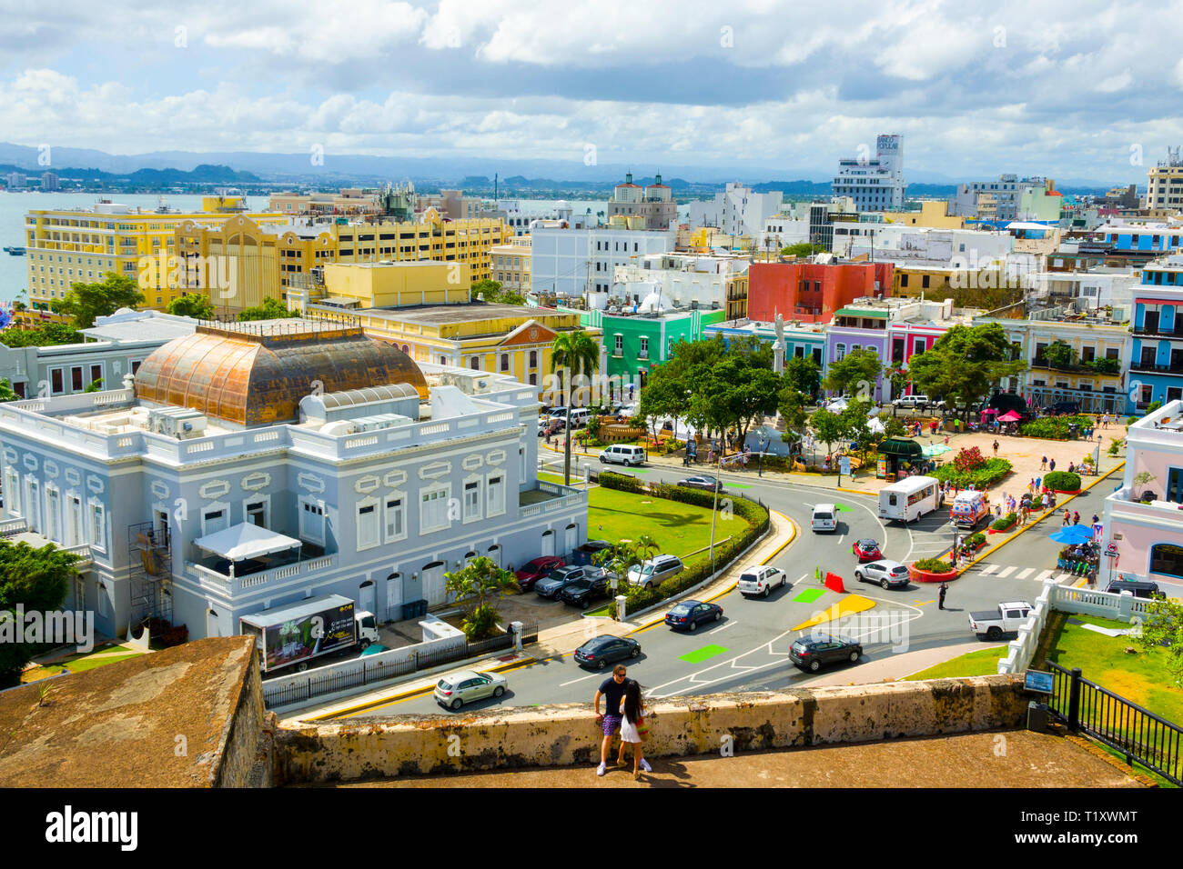 San Juan, Puerto Rico s capitale e la più grande città, sorge sull'isola dalla costa atlantica. La sua ampia spiaggia fronti la Isla Verde resort striscia, noto per Foto Stock