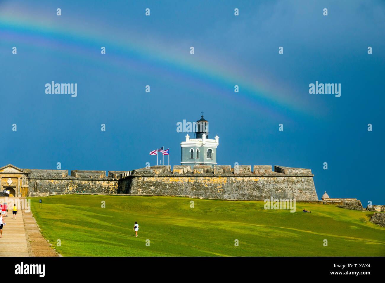 Fort Castillo San Felipe del Morro a San Juan, Puerto Rico s capitale e la più grande città, sorge sull'isola dalla costa atlantica. La sua ampia spiaggia fronti t Foto Stock