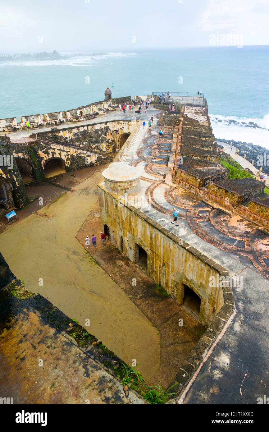 Fort Castillo San Felipe del Morro a San Juan, Puerto Rico s capitale e la più grande città, sorge sull'isola dalla costa atlantica. La sua ampia spiaggia fronti t Foto Stock