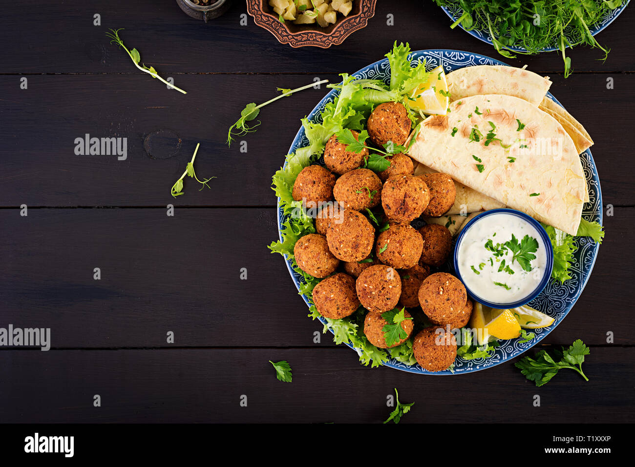 Falafel hummus e pita. Medio orientale o piatti arabi su uno sfondo scuro. Cibo Halal. Vista dall'alto. Spazio di copia Foto Stock