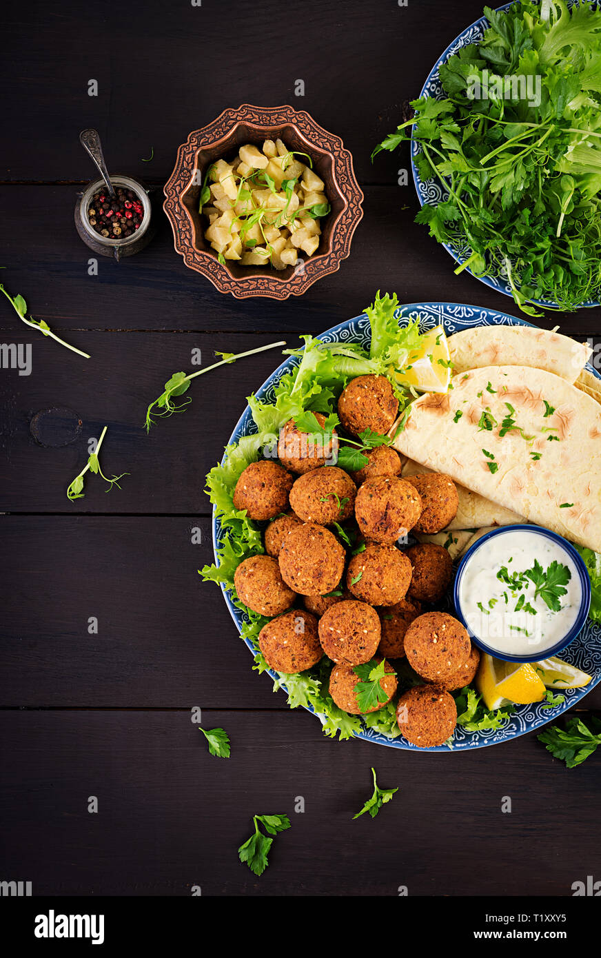 Falafel hummus e pita. Medio orientale o piatti arabi su uno sfondo scuro. Cibo Halal. Vista dall'alto. Spazio di copia Foto Stock