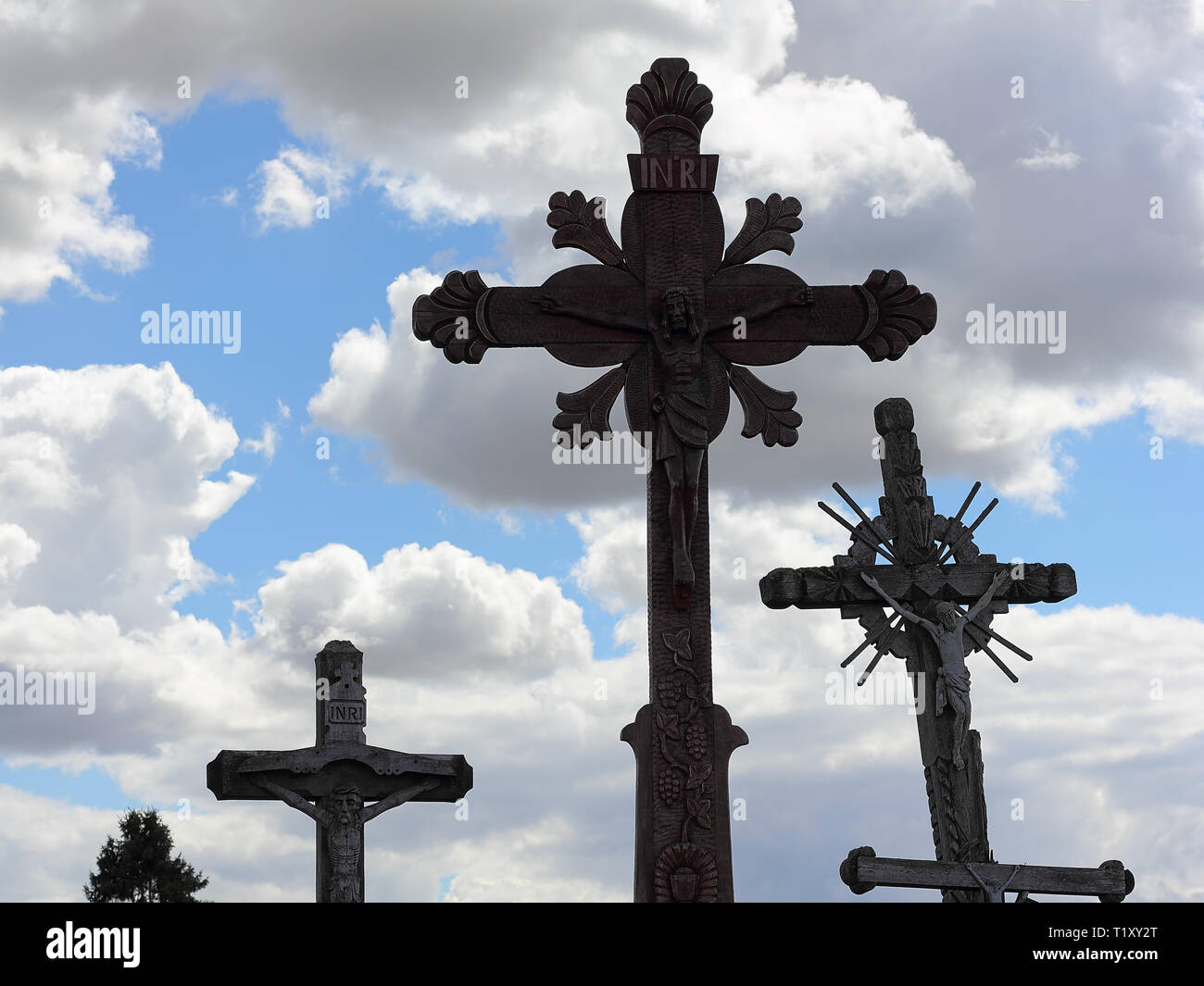 Silhouette di tre croci sulla Collina delle Croci in Lituania Foto stock -  Alamy