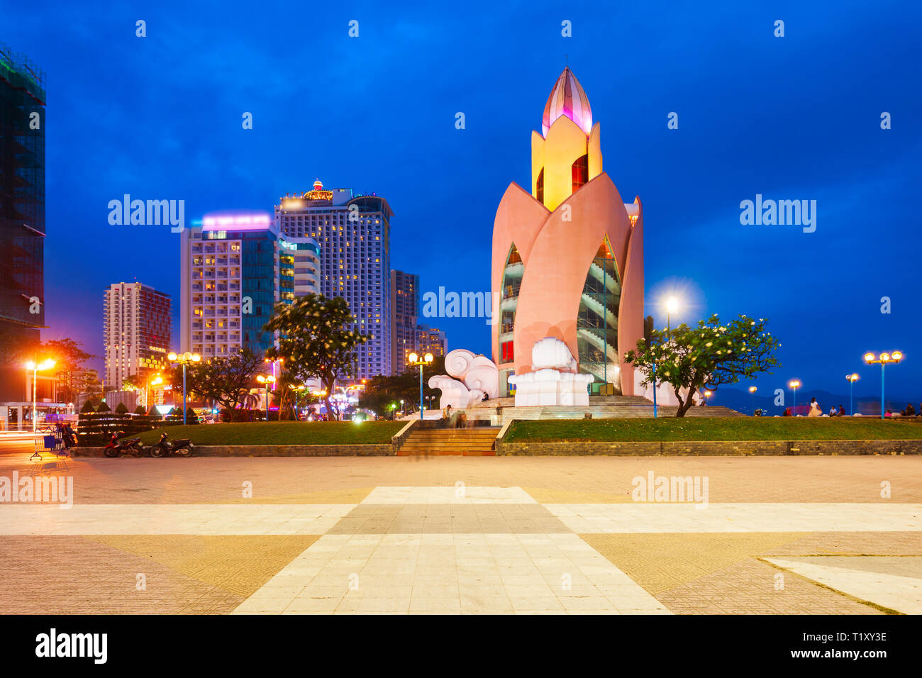 Nha Trang centro urbano vista sullo skyline al tramonto nel Vietnam del sud Foto Stock