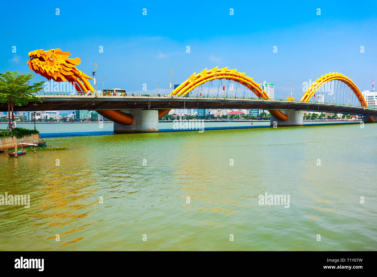 Danang Drago attraverso il ponte sul fiume Han di Da Nang city in Vietnam Foto Stock