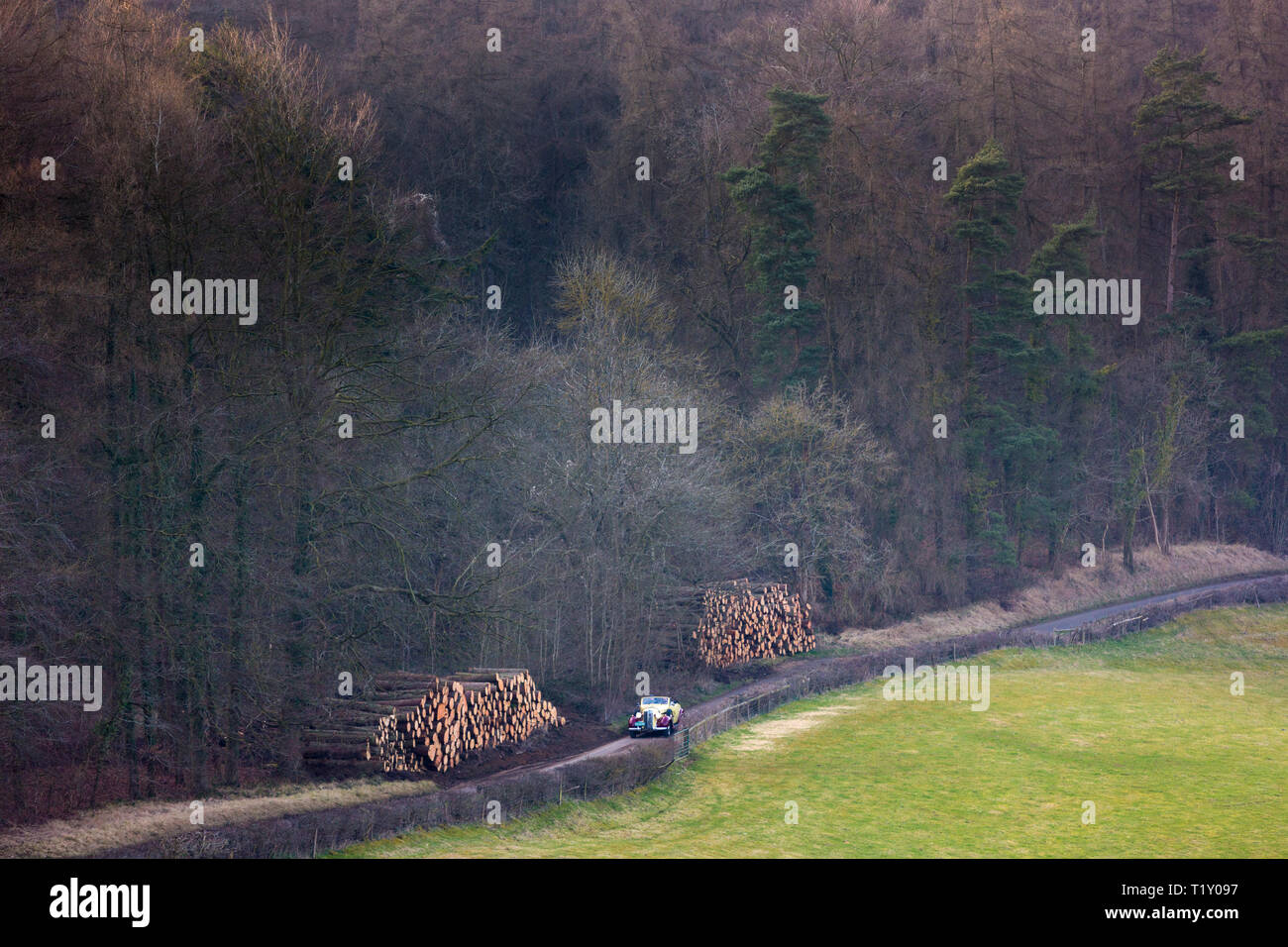 Vecchio classico 1936 Buick 40c open top convertibile vintageant car guida attraverso sentieri di campagna in Cotswolds, Oxfordshire. Regno Unito Foto Stock