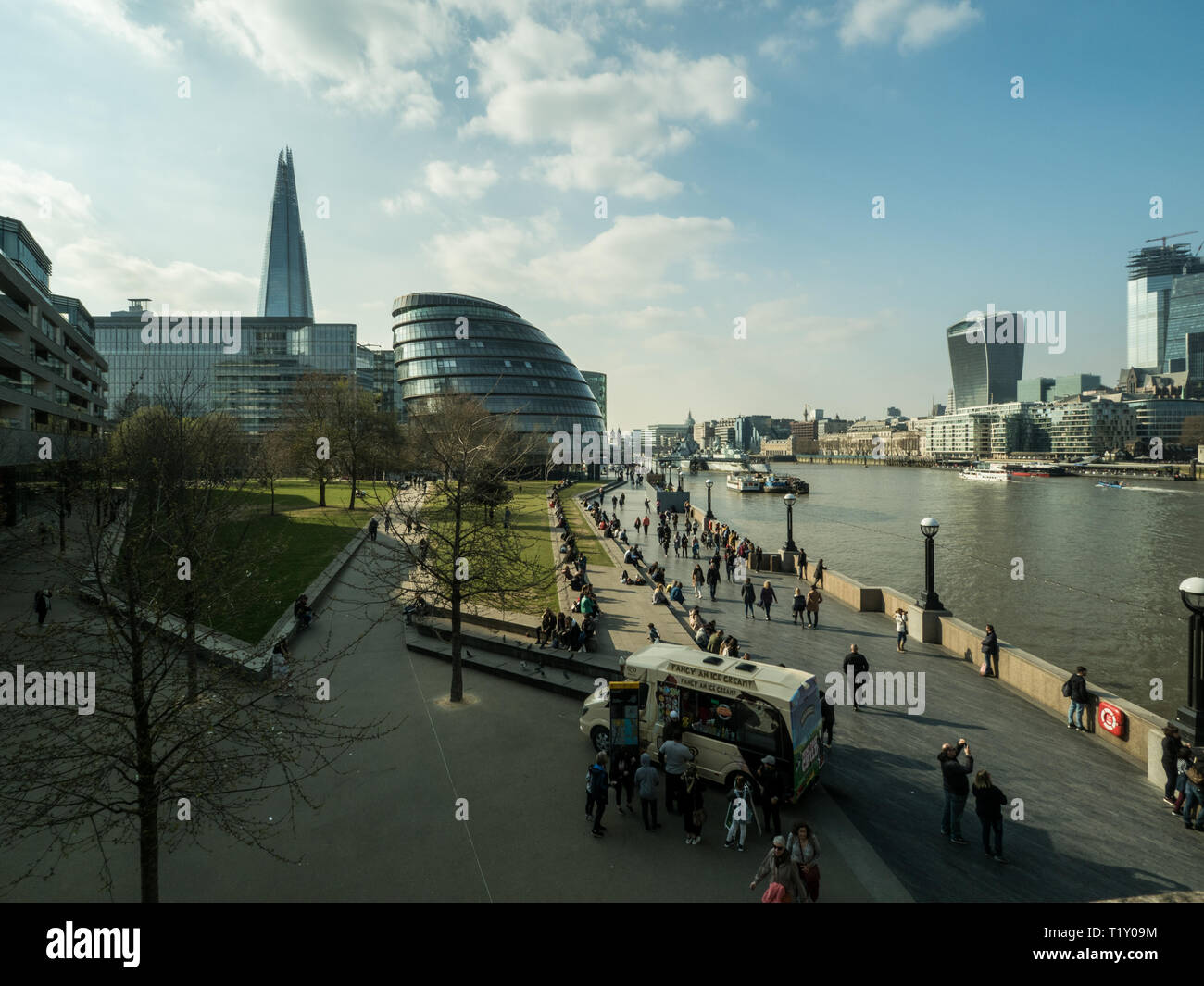 Vista verso il coccio (di vetro) grattacielo & City Hall in Southwark area di Londra, con il fiume Tamigi destra, Inghilterra. Foto Stock