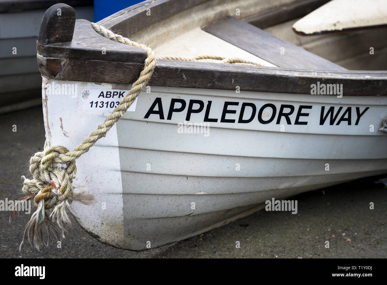 Sulla banchina nel Devon piccolo villaggio costiero di Appledore un Gig locale barca, Appledore modo, attende il suo equipaggio per la prossima sessione di allenamento sul Foto Stock