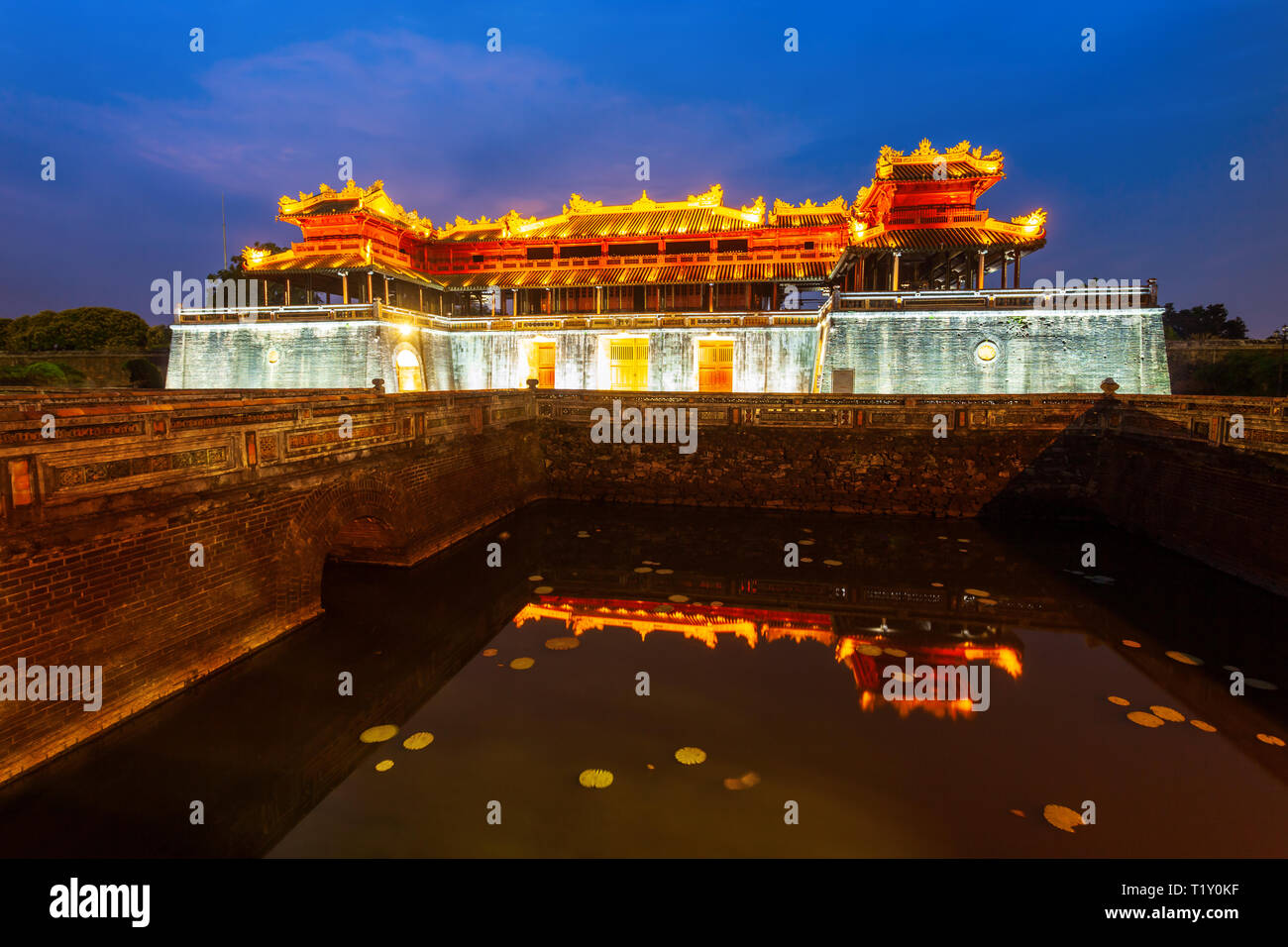 Città Imperiale cancello di ingresso di Hue in Vietnam al tramonto Foto Stock