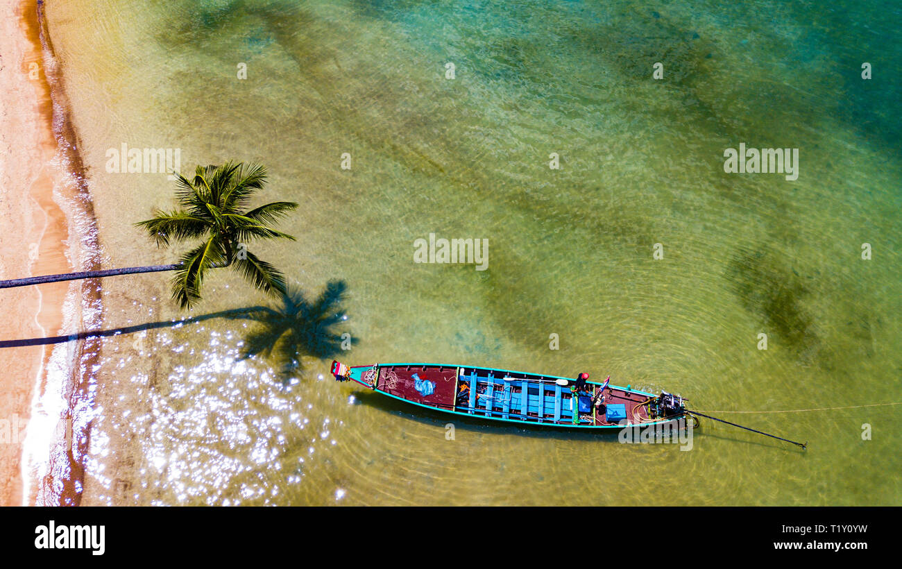 Famoso Koh Tao Island in Thailandia immagine aerea di Sairee Beach con una barca da pesca e un albero di palma in Asia Foto Stock
