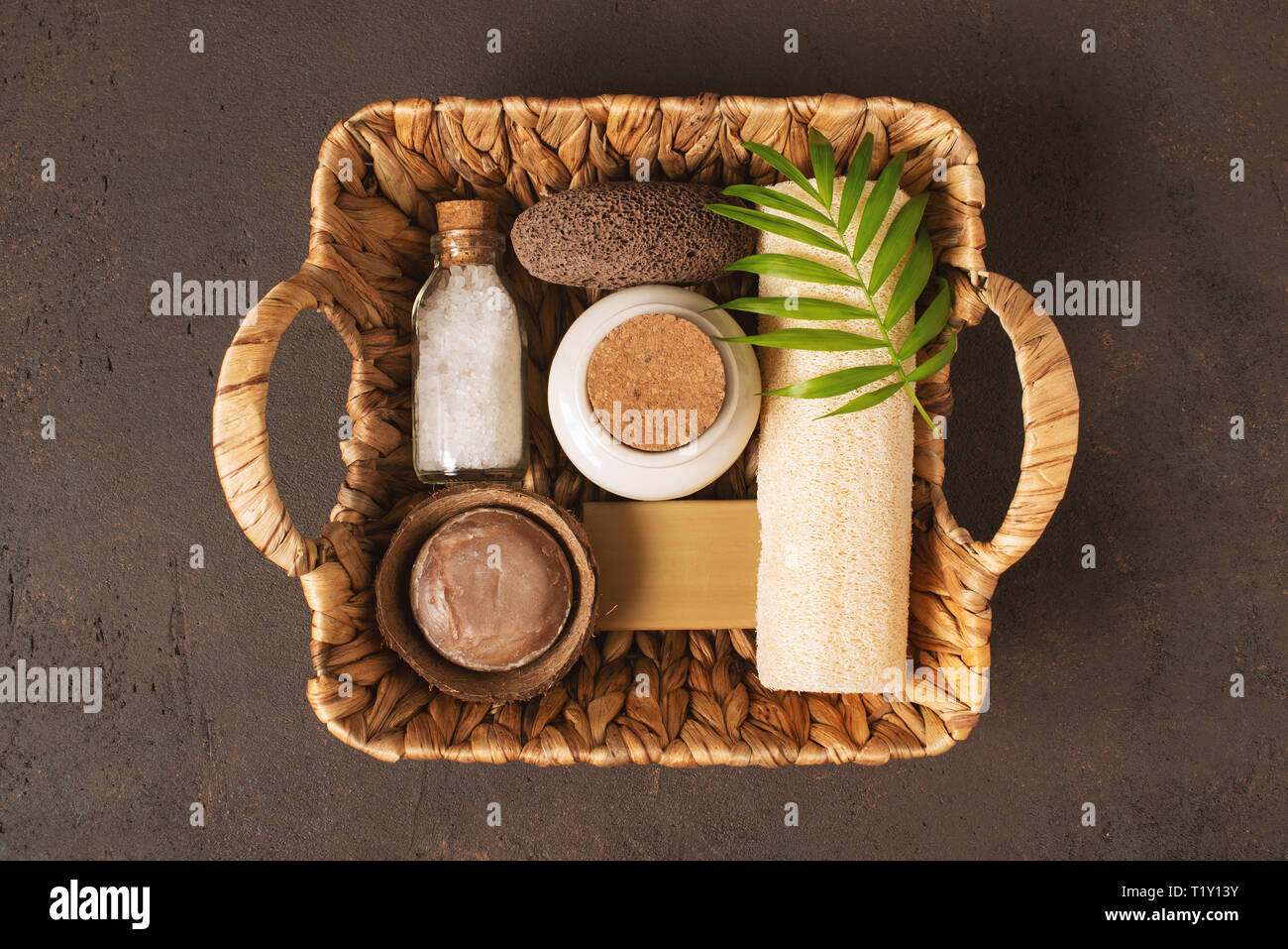 Organici di prodotti per la cura del corpo nel cesto di vimini, vista dall'alto composizione Foto Stock