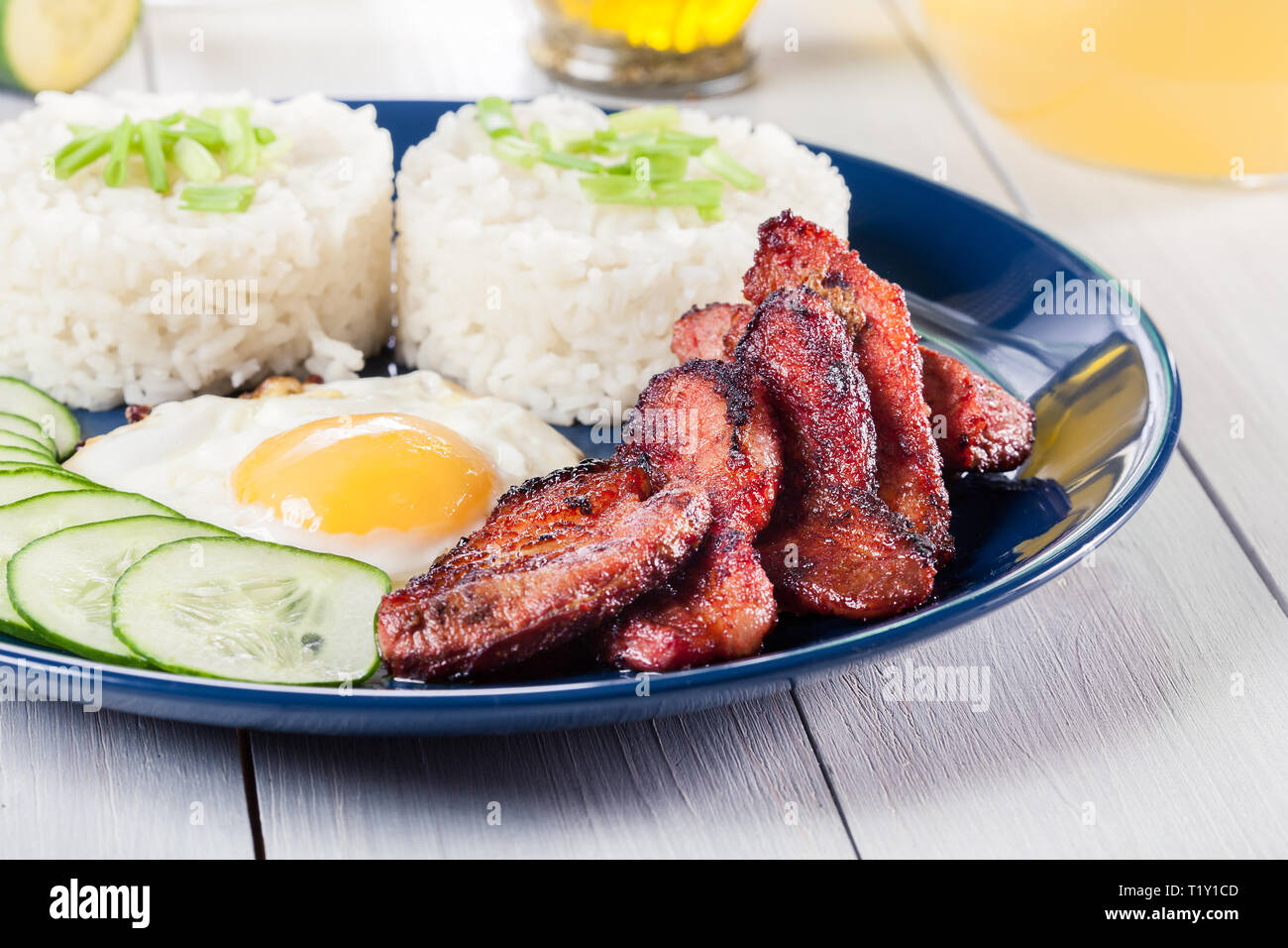 La carne di maiale tocino con riso e uova fritte. Piatto filippino Foto Stock