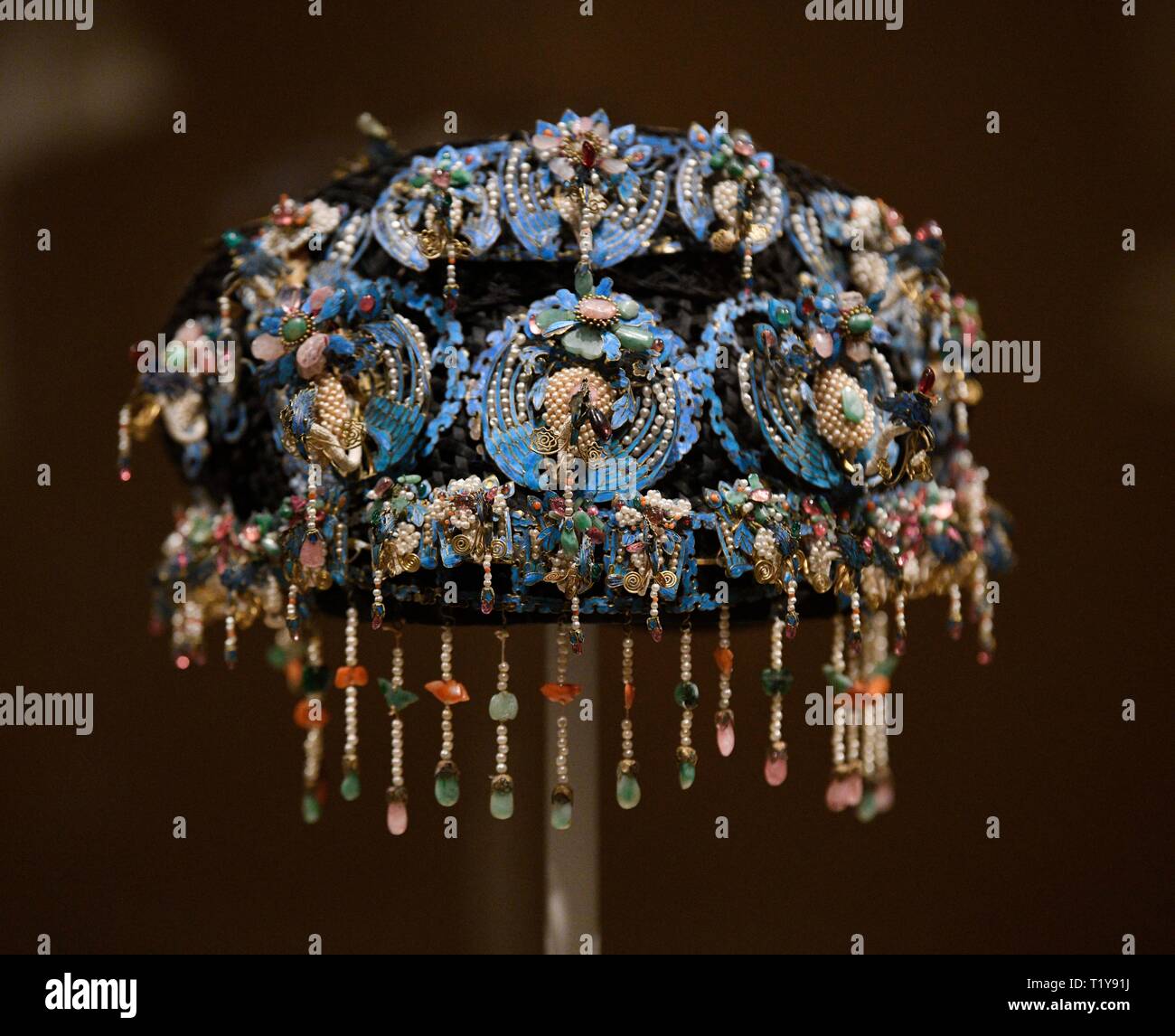 (190329) -- WASHINGTON D.C., Marzo 29, 2019 (Xinhua) -- Foto scattata il 28 marzo 2019 mostra un artwork esposte durante un'anteprima della mostra intitolata "Empresses della Cina le Città Proibita, 1644-1912" presso lo Smithsonian's Arthur M. Sackler Gallery in Washington, Stati Uniti. La mostra sarà il kick off presso la galleria su Marzo 30. (Xinhua/Liu Jie) Foto Stock