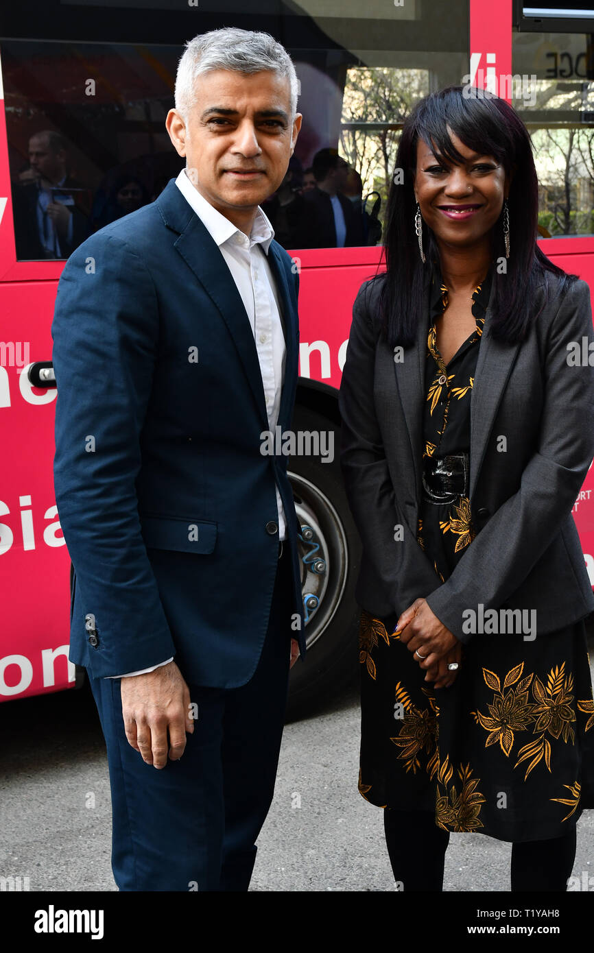 Londra, Regno Unito. 29 marzo, 2019. Il sindaco di Londra, Sadiq Khan, lanciare un con marchio "siamo tutti londinesi' bus come si inizia una quattro giorni 'Consulenza Roadshow' attorno alla capitale. Il bus si recherà in visita in posizioni nelle aree con un elevato numero di cittadini europei, offrendo loro indicazioni su come applicare per liquidare in stato di rimanere nel Regno Unito a seguito Brexit il 29 marzo 2019, Londra, Regno Unito. Credito: Picture Capital/Alamy Live News Foto Stock