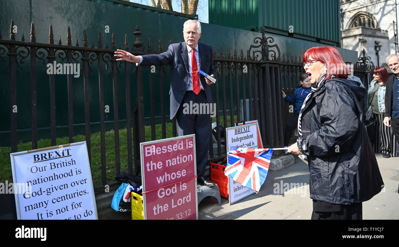 Londra, Regno Unito. 29 Mar, 2019. Un altoparlante religiosa sostiene con un Pro Brexit sostenitore da Piazza del Parlamento Londra oggi come manifestanti mostrano la loro rabbia per non lasciare la UE oggi . MP sono seduta di oggi al dibattito di lasciare il Parlamento europeo il giorno in cui è stato originariamente doveva accadere Credito: Simon Dack/Alamy Live News Foto Stock